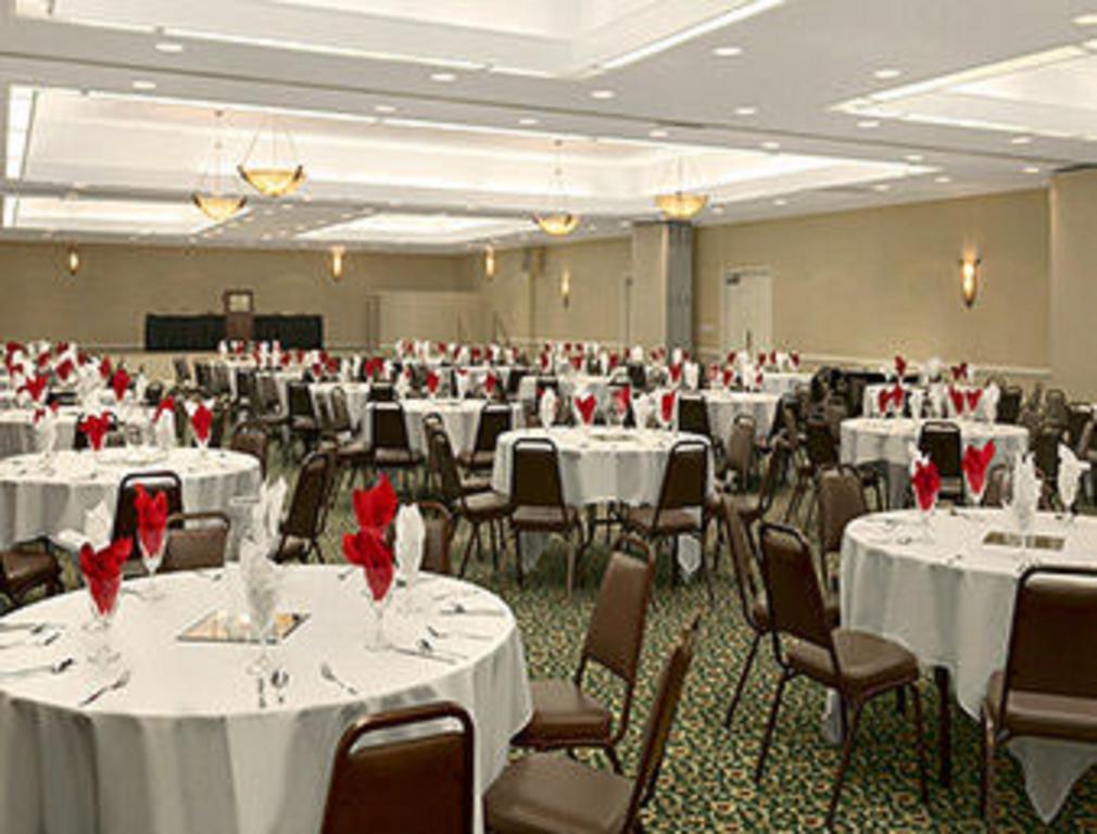 Ramada Burlington Hotel And Conference Center Extérieur photo