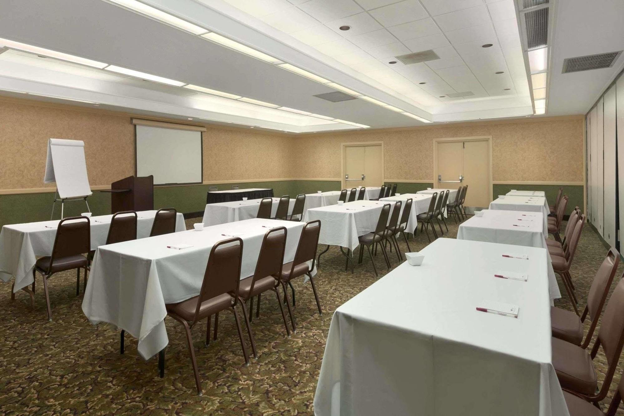 Ramada Burlington Hotel And Conference Center Extérieur photo