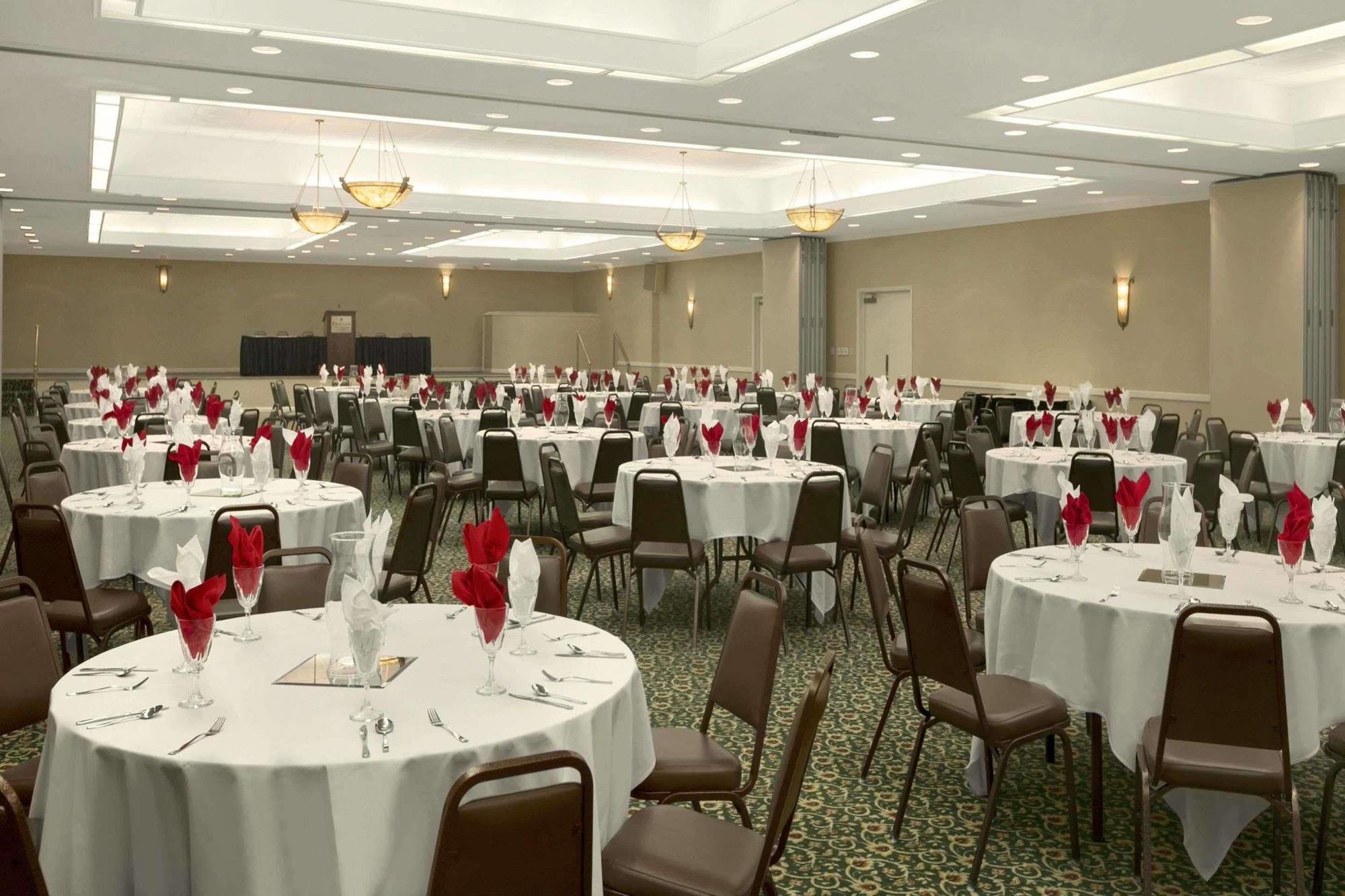 Ramada Burlington Hotel And Conference Center Extérieur photo