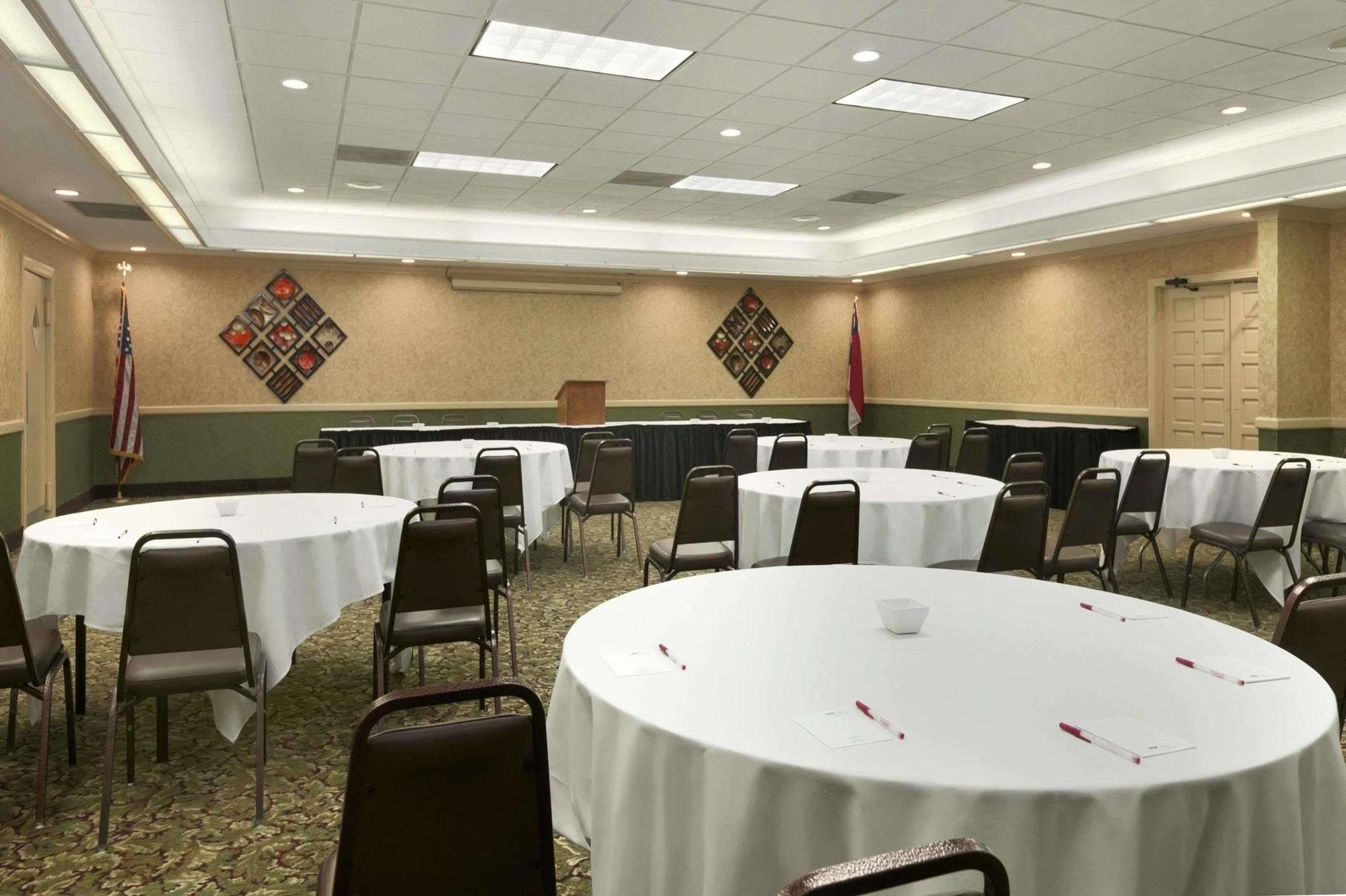 Ramada Burlington Hotel And Conference Center Extérieur photo