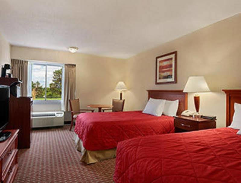 Ramada Burlington Hotel And Conference Center Extérieur photo