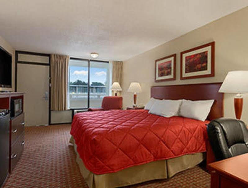 Ramada Burlington Hotel And Conference Center Extérieur photo